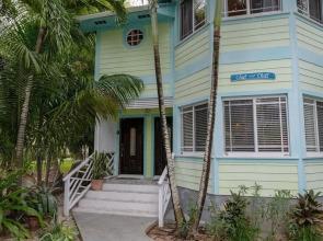 Chat N Chill · Top Floor Condo, Walk To Pink Sands Beach 2 Bedroom Townhouse