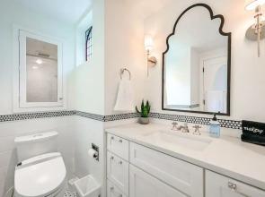 "the Fremont Lookout" W/ Deck & Gourmet Kitchen! 2 Bedroom Apts by Redawning