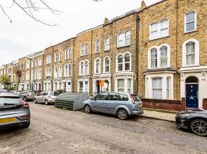 Cosy Garden Flat in Prestigious Residential Area