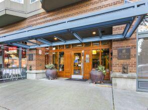 Corner Unit in the Middle of It All