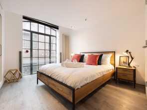 Central Soho Warehouse Loft with Concierge
