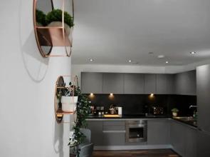 Spacious 2 Bedroom Flat with Balcony Close to Train Station