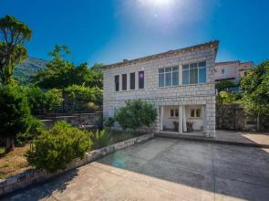 Apartment Near Old Town, FREE Parking & Huge Garden