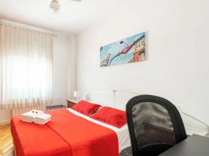 Madrid center room just 3 metro stops