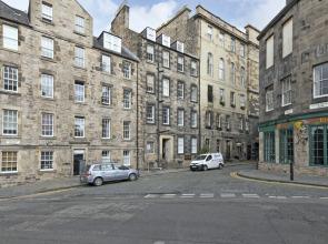 JOIVY Spacious 3 Bed Apartment In The Old Town