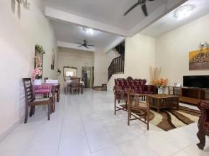 Near Beach and Airport - Ivana Homestay Unit C1
