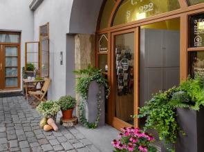 3 Epoques Apartments by Adrez Living