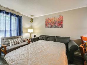 < 2 Mi to ECU & Medical District: Retreat w/ Patio