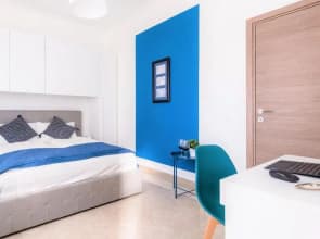 Hostly - ColorHome Pisa Midtown - Unique 3 Rooms with 3 Private Bathrooms