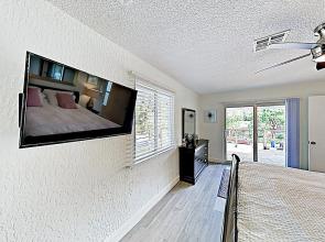 New Listing! Beach W/ Tiki Bar & Hot Tub 3 Bedroom Duplex