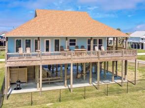 Tidewater 4 Bedroom Home by RedAwning