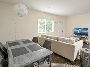 Brand-new All-suite Triplex Unit Near Beach 2 Bedroom Duplex