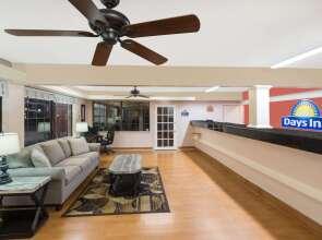 Days Inn by Wyndham College Station University Drive