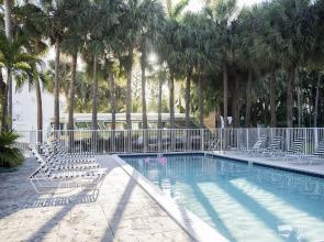 Sunny 2BR in Miami River Inn by Sonder