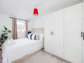 Stylish 3-bed Home in East London Free Parking