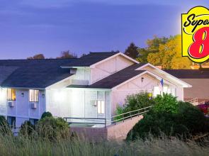 Super 8 by Wyndham Pittsburgh PA Airport/University Area