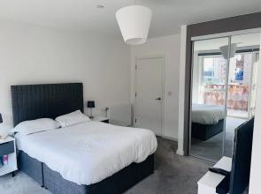 Lovely 1-bedroom With Private Balcony Near Barking