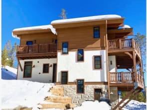 Ski Shores: The Chalet 3 Bedroom Cabin by RedAwning