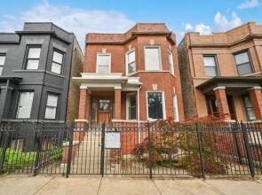 2 Bed Apt w/ Office, Free Parking, Near Wrigley