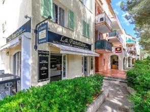 Tranquil Holiday Home in Mougins With Swimming Pool