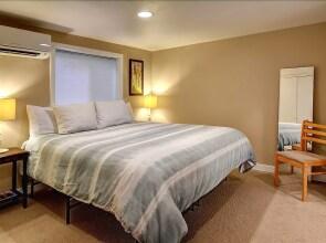 Birch Tree Cottage - Three Bedroom Home with Fireplace