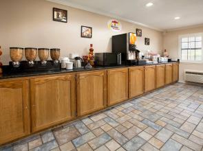 Super 8 Wyndham McAllen Downtown- City Center-Plaza Mall-Airport