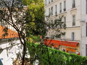 Le Village Montmartre by Hiphophostels