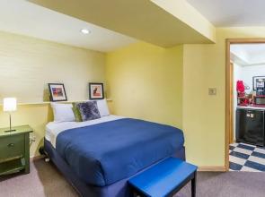 Cozy Lincoln Park Studio Steps to Zoo by AllSet Turnover