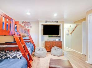 Walk to Giant Steps & Hot Tub: Brian Head Condo!