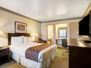 Travelodge by Wyndham Everett City Center