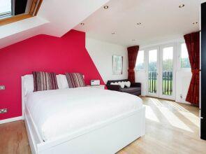 Veeve - Family Escape