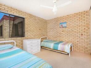 Golden Shores Unit 1, 21 Landsborough Parade