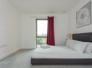 Contemporary 1 Bedroom Apartment in Canning Town With Balcony