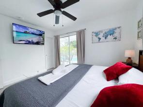 Tropical Villa King Bed Pool Top Location