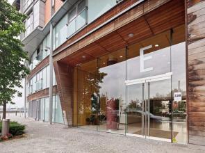 Lovely 1bed W/balcony on the River Thames