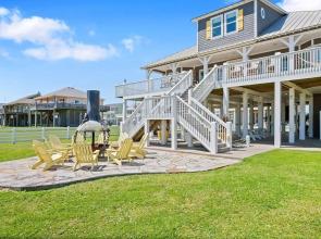 Trinidad Beauty 4 Bedroom Home by RedAwning