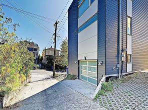 New ! Private Rooftop Deck W/ City Views 3 Bedroom Townhouse