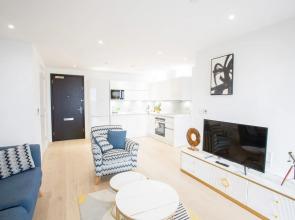 Canary Views One Bed and Bath Apartment