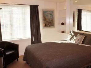 Inner Sunset Studio Holiday