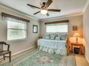 Lovely Bryan Home w/ Deck - 4 Mi to Kyle Field!