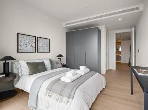 Stunning two Bedroom Docklands Apartment With Balcony