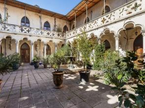 Peyrou - Atypique avec terrasse