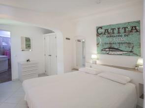 1 Bed House - Sleeps 2 - Pool - Parking - Wifi