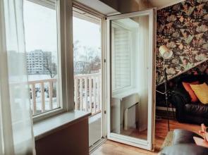 Central 1-bedroom Apartment with Bath & Balcony