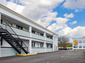 Super 8 by Wyndham Lindenhurst