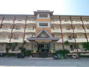 OYO 75387 4 Men Court