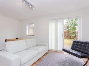 Bright 2 Bedroom House in Stratford With Garden