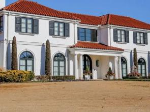 Stunning Winter Getaway Studio Rainfall Shower