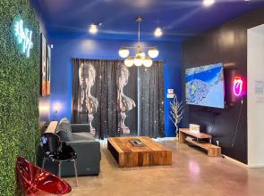 Massive Compound 20 Beds Rainey St 6 min Walk