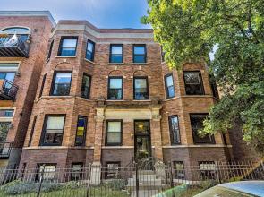 Can't beat this 2min walk to Wrigley by AllSet Turnover